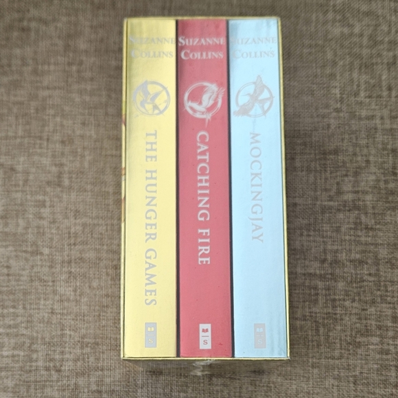 The Hunger Games Trilogy Gold Foil Box Set NWT - Picture 2 of 7